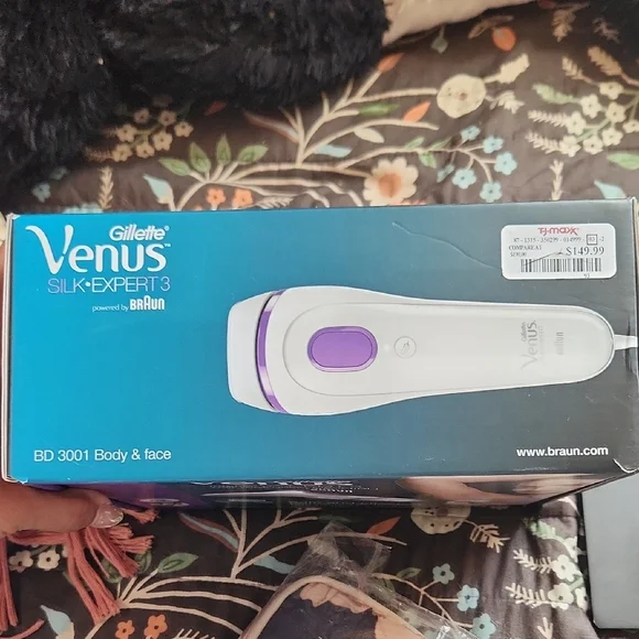 Gillette Venus Silk-Expert 3 IPL Hair Removal System - Picture 4 of 6
